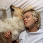 Dormire con il cane: pro, contro e consigli pratici