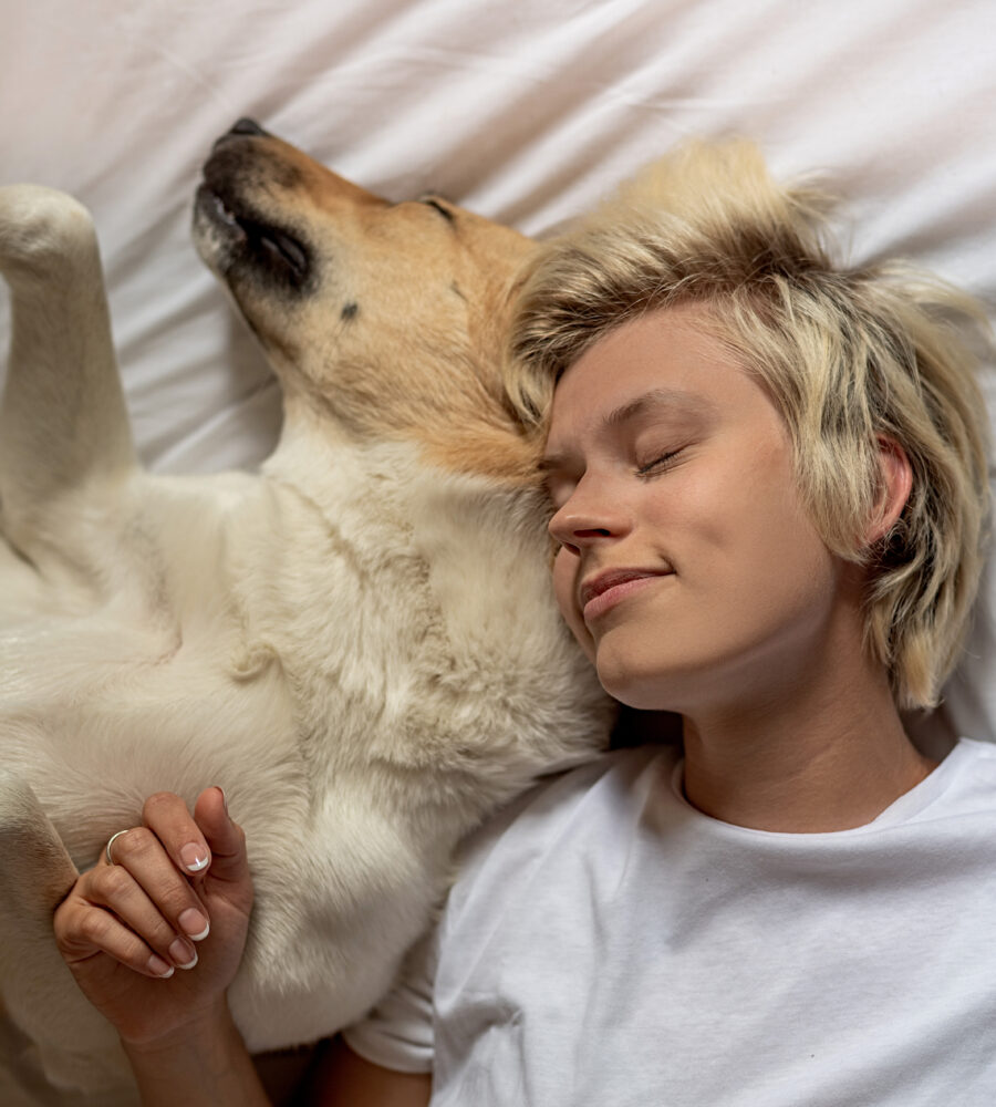 Dormire con il cane: pro, contro e consigli pratici